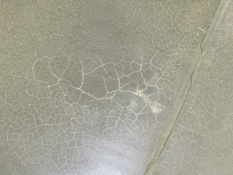 コンクリート床の研削における層間剥離やその他の表面欠陥の処理
    