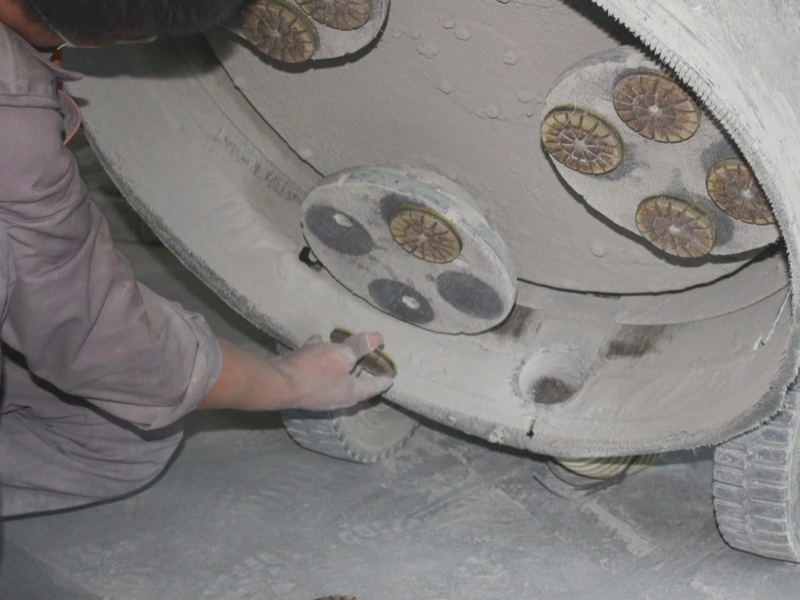 コンクリート床の種類に合った適切な移行パッドの選び方