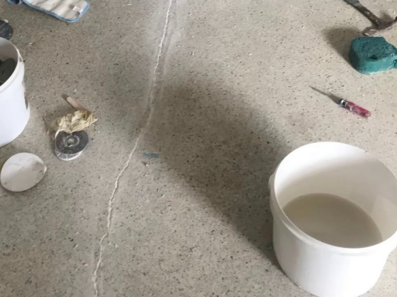 テラゾー床のひび割れや欠けの問題を解決する