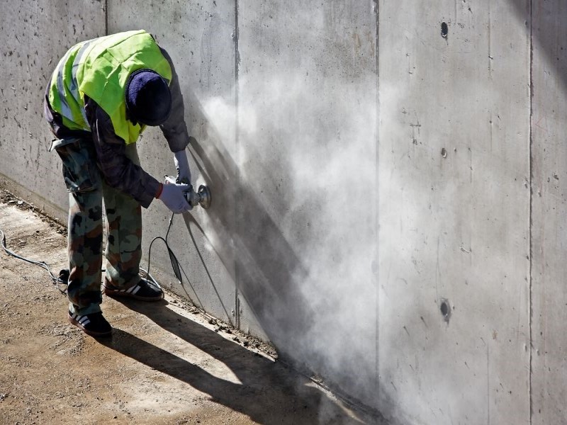 コンクリート床の研削中の粉塵を最小限に抑える: 重要な課題